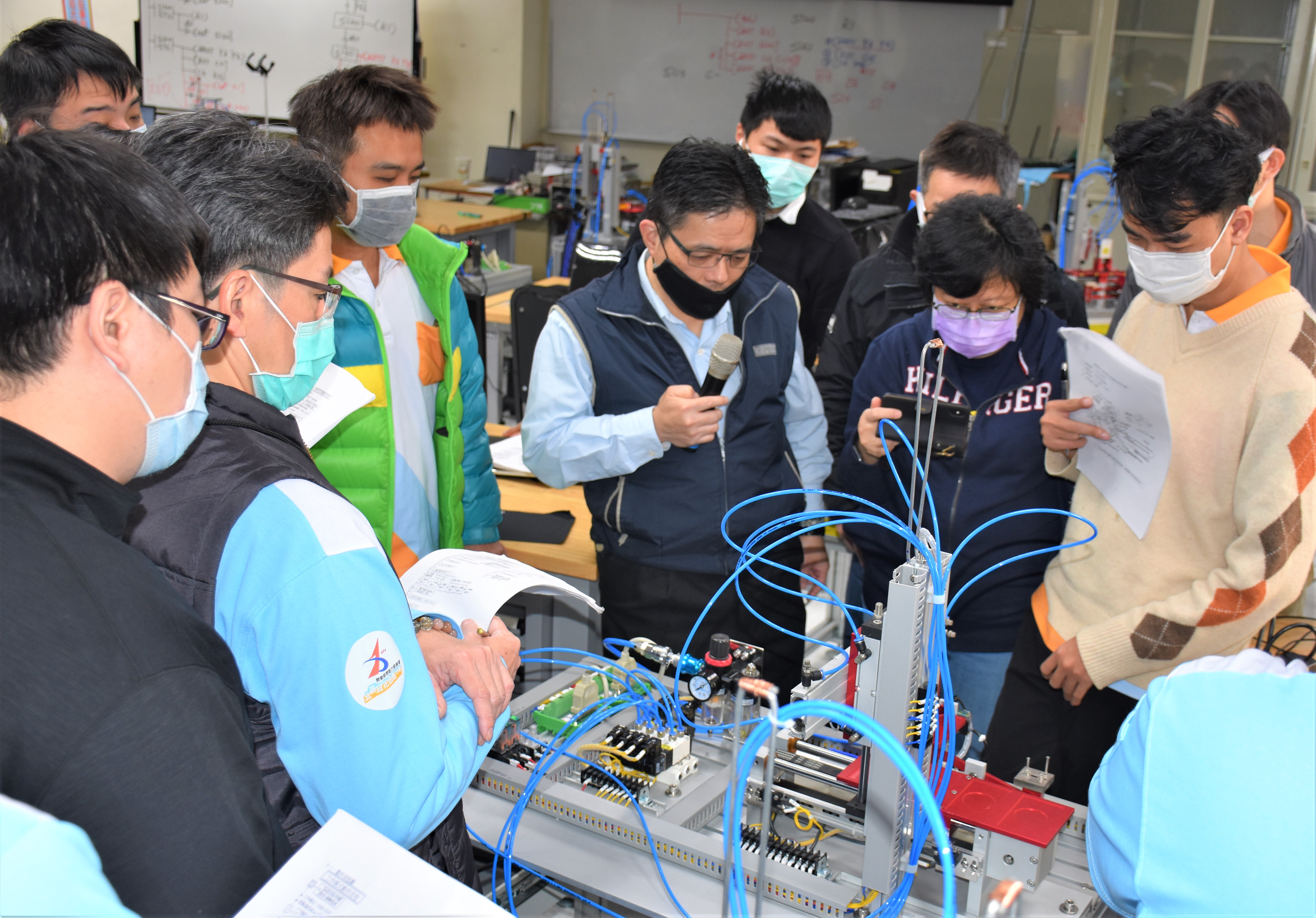 分署訓練師於機電整合之術科課程中向學員解說機電整合應用控制