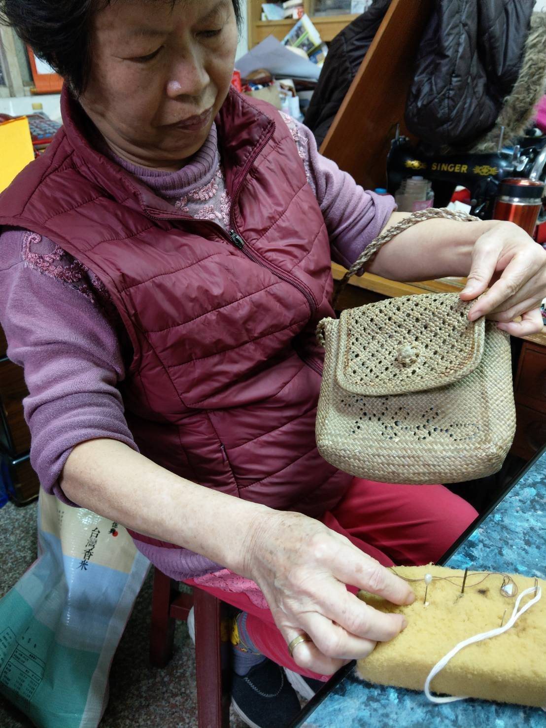 ▲高年級模範生  73歲阿嬤參加職業訓練  將藺草化為藝術品
