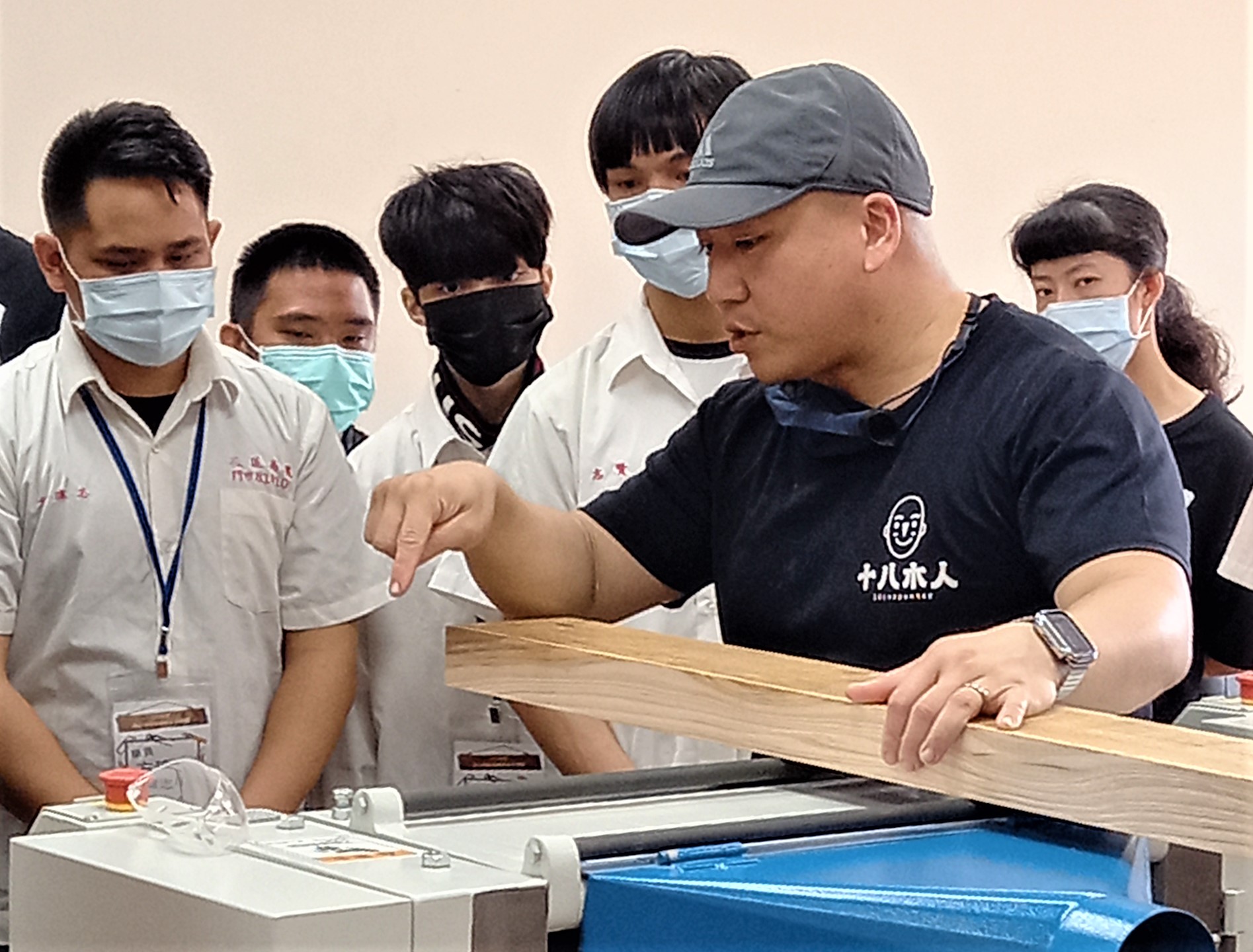 訓練師帶領同學進行木工體驗_介紹平鉋機