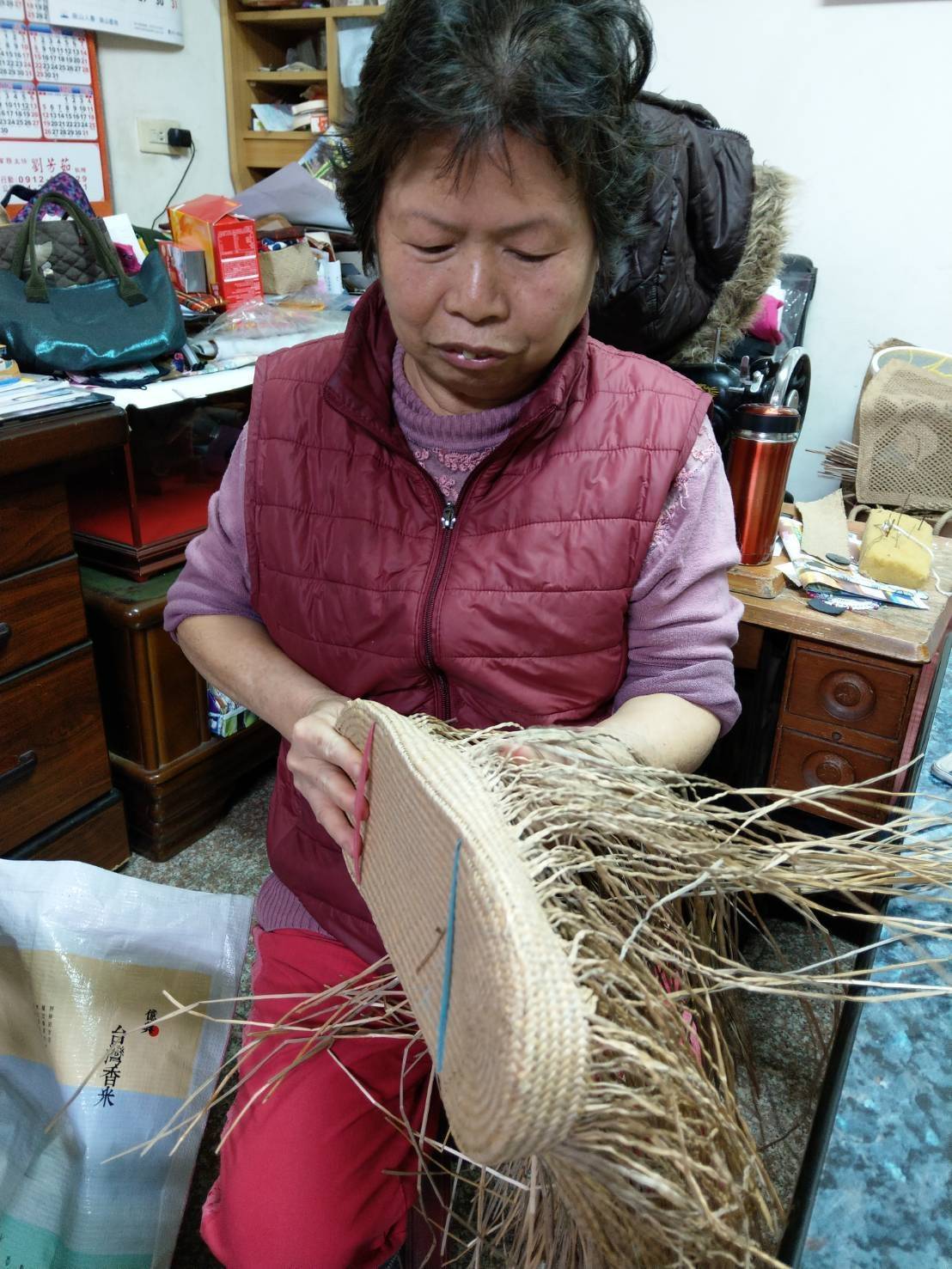 高年級模範生 73歲阿嬤參加職業訓練 將藺草化為藝術品