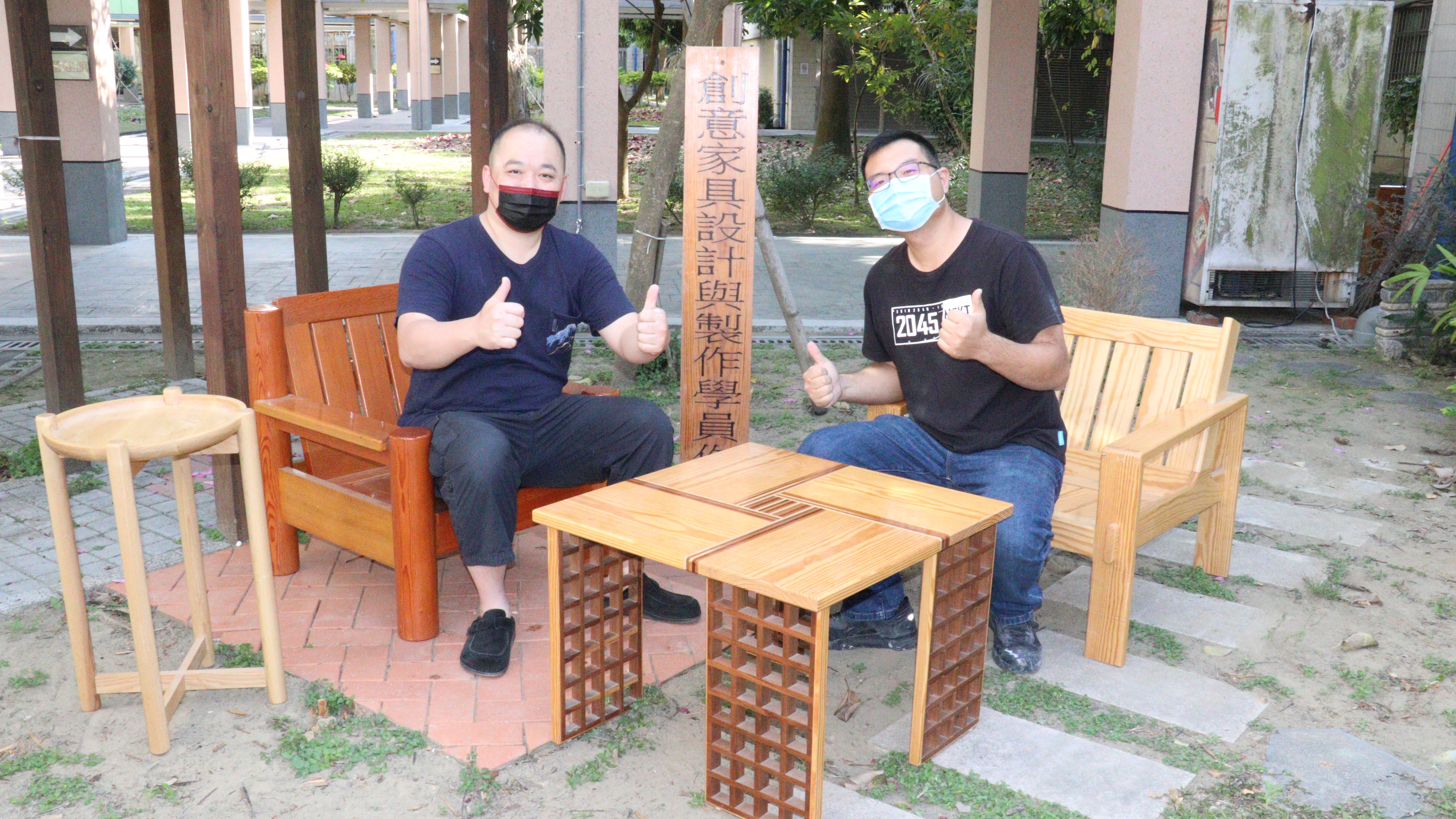 雲嘉南分署職訓師林彥甫(左)與王思平(右)展示學員作品，利用榫接技巧做出來的家具更「勇」更美觀、且使用年限更久。