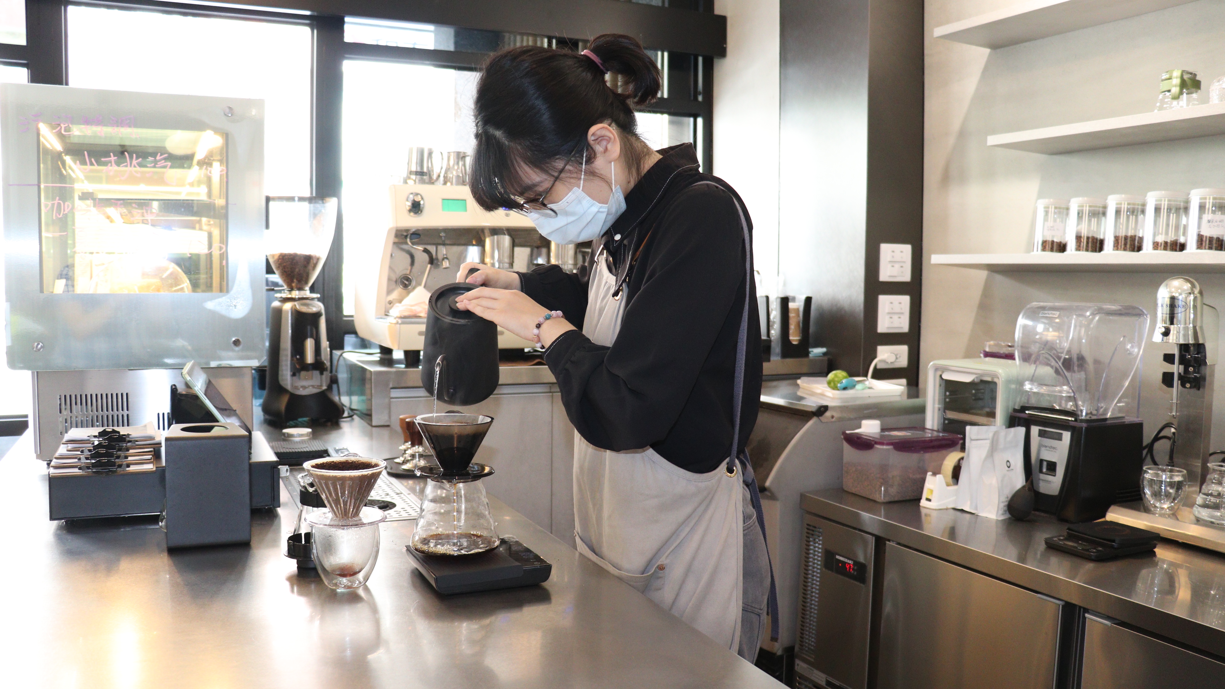 八年級生林書嫻因愛上手沖咖啡，參加委外職前訓練成功考取證照，並投入近百萬創業圓夢，目前已穩定開業超過半年。