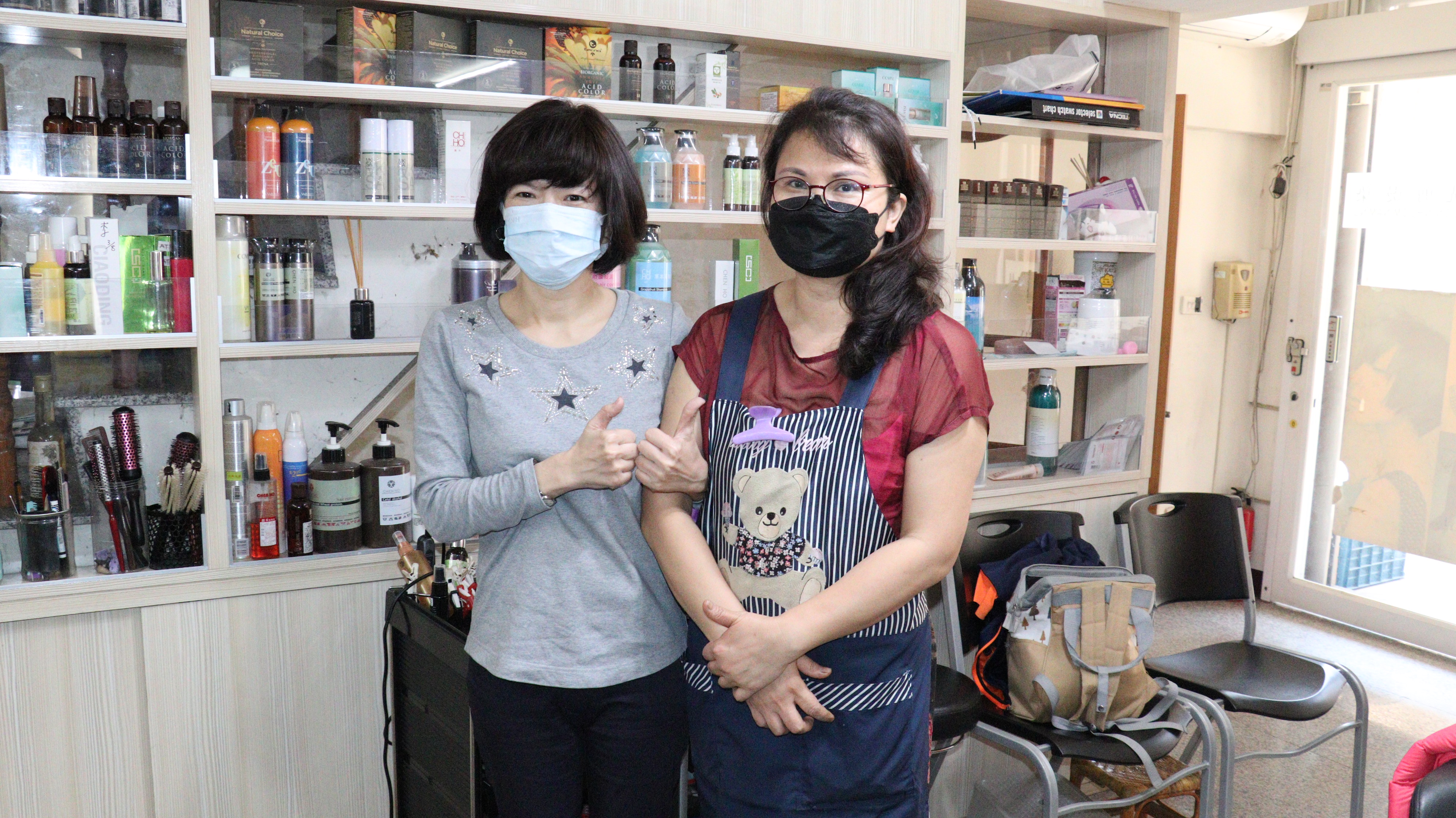 熟客歐陽小姐(左)一試成主顧，以每3天1次的頻率光顧，放心將秀髮交給范禹容(右)打理！